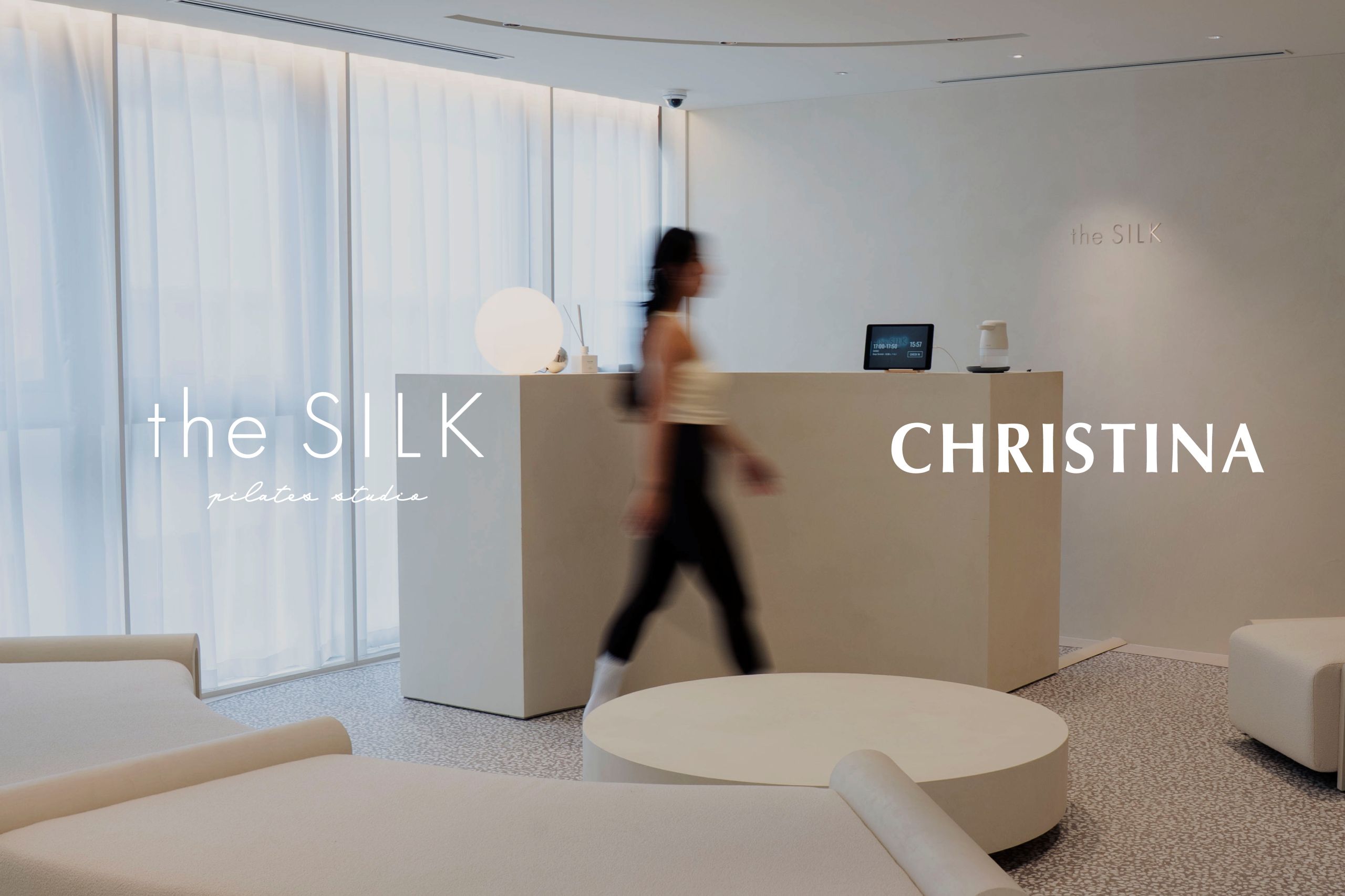 the SILKパウダールームとCHRISTINAのコラボレーションビジュアル